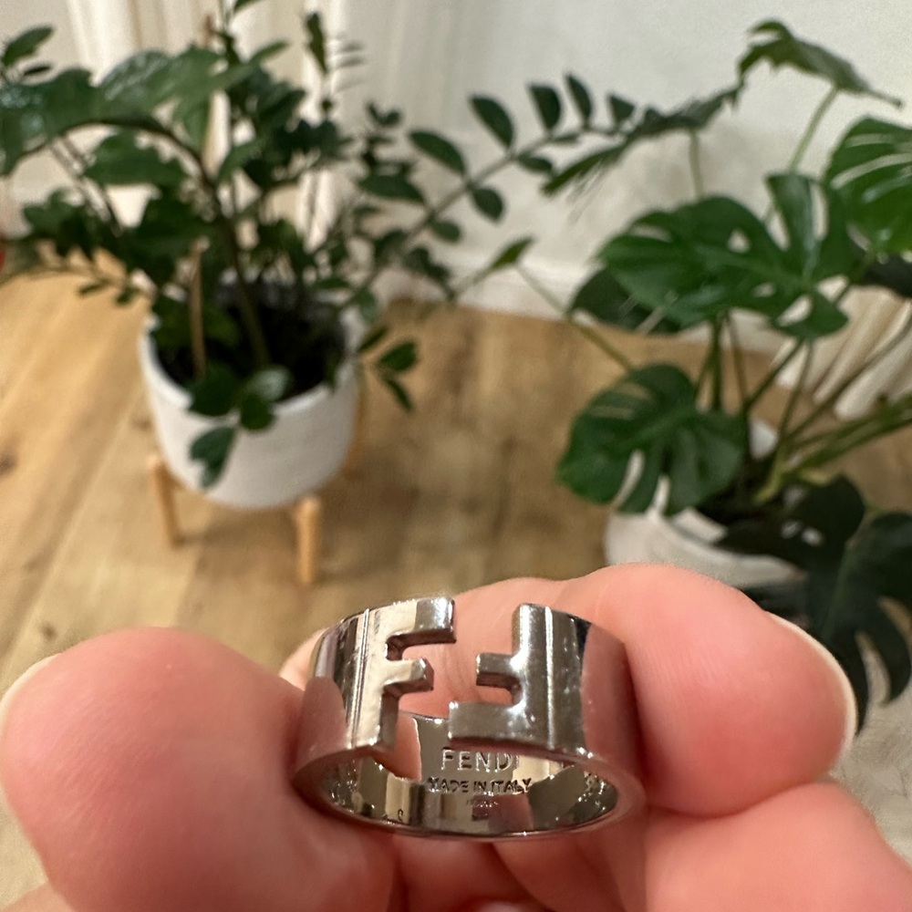 Fendi ring size 9

Silver
